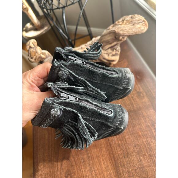 Minnetonka Black Leather Fringe Zip Ankle Boots Moccasins size 7 - Picture 4 of 7